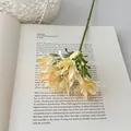 Künstlicher Schmucklilien-Zweig aus Seide mit hellgelben Blüten für Wohndeko - Champagner