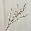 Künstlicher Pflaumenblütenzweig mit weißen Blüten und rosa Knospen für die Deko - Weiß