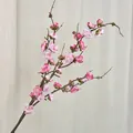 Künstlicher Pfirsichblütenzweig mit rosa Seidenblumen und natürlich strukturiertem Stiel - Rosa