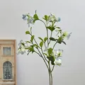 Blau-weiße Kunstblume Wicke mit täuschend echten grünen Blättern für Dekoration - Verlauf Blau