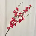Künstlicher Pflaumenblütenzweig mit roten Seidenblumen für Heimdekoration - Rot