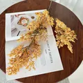 Ramo di fiori dorati artificiali su tavolo in legno per decorazione d'interni elegante - Giallo Medio