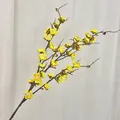Künstlicher gelber Pflaumenblütenzweig mit Seidenblüten für die Wohndekoration - Gelb