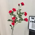 Kunstmatige rode rozenboeket met meerdere koppen en realistische groene bladeren - Rood