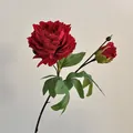 Tige de pivoine rouge artificielle avec fleur épanouie, bouton et feuilles vertes - Rouge