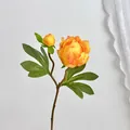 Peonia artificiale arancione con un fiore sbocciato e un bocciolo su sfondo bianco - Arancione