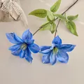 Spray di clematide stampato in 3D con due fiori di seta blu sfumato e fogliame verde - Blu