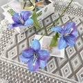 Giglio finto con sfumature viola-blu, stelo lungo e dettagli di foglie realistiche - Blu e Viola