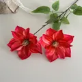 Clematide artificiale con due teste di fiori in seta rosso scuro e foglie verdi - Rosso