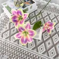Giglio artificiale a tre teste con sfumature viola su tovaglia di pizzo bianco - Viola da Sogno