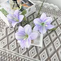 Variante di giglio viola artificiale con tre teste di fiori realistici e foglie verdi - Viola Chiaro
