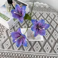 Giglio artificiale a 3 teste con sfumatura blu e viola su tovaglia in pizzo - Viola scuro