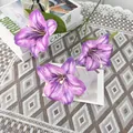 Giglio viola artificiale con tre teste di fiori e foglie verdi strutturate realistiche - Viola