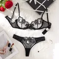 Set lingerie sexy in pizzo nero con ricamo floreale e reggiseno con ferretto su pelliccia - S / Nero