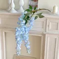 Flores de glicina artificiales azul y púrpura colgando en una chimenea blanca - Azul