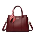 Elegante borsa a mano in pelle rosso scuro con foulard decorativo e tracolla rimovibile - Rosso