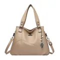 Khakifarbene Handtasche aus Leder mit Litschistruktur, Blattanhänger und Schultergurt - Khaki