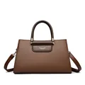 Elegante dunkelbraune Lederhandtasche mit Kieselmaserung und goldenen Akzenten - Braun