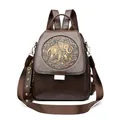 Mochila vintage de cuero encerado marrón oscuro con relieve de elefante y remaches dorados - Marrón