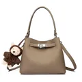 Borsa a secchiello in pelle marrone con chiusura a rotazione e charm a orsetto - Grigio
