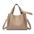 Dunkle khakifarbene Eimer-Tasche aus Leder mit Lychee-Narbung und abnehmbarem Gurt - Khaki