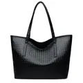 Elegante borsa tote in pelle nera intrecciata con manici lunghi e design a trapezio - Stile Intrecciato