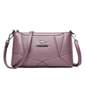 Borsa a tracolla viola in pelle di pecora con cuciture geometriche e logo a canguro - Viola