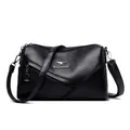 Sac seau noir en cuir de mouton lavé avec logo kangourou argenté et pendentif cœur - Noir