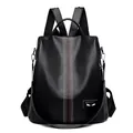 Mochila para mujer en cuero negro con patrón de lichi, costuras y logo de ojos - Negro