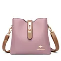 Borsa a secchiello lilla con tracolla in pelle marrone e chiusura a scatto dorata - Viola