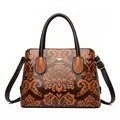 Sac à main en cuir marron vintage avec motif floral en relief et logo kangourou doré - Jaune