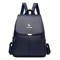 Zaino in ecopelle blu scuro trama a grana con logo a canguro dorato e ciondolo - Blu
