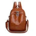 Mochila vintage de cuero sintético marrón con múltiples bolsillos y correas versátiles - Marrón