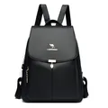 Zaino chic in ecopelle nera con logo canguro dorato e ciondolo a forma di foglia - Nero