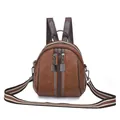 Brauner Damen-Rucksack aus Leder mit gestreiften Trägern und silbernen Reißverschlüssen - Karamellbraun