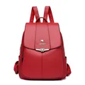 Mochila chic de cuero rojo con ribete de flores metálicas y textura de grano - Rojo