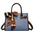 Bolso azul claro con grabado de serpiente, asas marrones y pañuelo de seda elegante - Azul