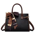 Elegante bolso negro con estampado de serpiente asas marrones y detalle de pañuelo de seda - Negro
