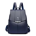 Mochila azul oscuro para mujer con textura granulada y hebilla metálica de flores - Azul