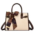 Bolso de mano beige con relieve de serpiente, ribete marrón oscuro y pañuelo seda - Albaricoque Beige
