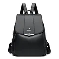 Mochila negra de cuero granulado para mujer con logo de canguro y cierre floral - Negro