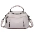 Borsa Boston rosa chiaro in pelle martellata con dettagli zip e tracolla regolabile - Bianco