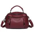 Borsa Boston rosso intenso in pelle con trama litchi e tasche multiple con zip - Rosso
