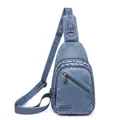 Sac de poitrine en cuir souple bleu avec texture vintage et bandoulière réglable - Bleu lac