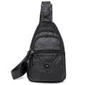 Vielseitige schwarze Brusttasche aus weichem PU-Leder mit drei Reißverschlussfächern - Schwarz