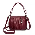 Elegante bolso de hombro color vino tinto con diseño fruncido y colgante de canguro - Rojo