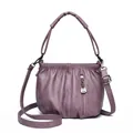Elegante bolso tipo cubo de cuero suave morado con textura de lichi y correa ajustable - Púrpura