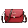 Sac bandoulière élégant en cuir rouge à texture litchi et logo kangourou doré - Rouge