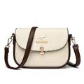 Sac bandoulière en cuir crème avec bordure marron et logo kangourou sur blanc - Blanc Cassé