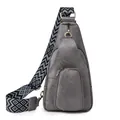 Graue Retro-Brusttasche aus Kunstleder mit modisch gewebtem geometrischem Gurt - Grau